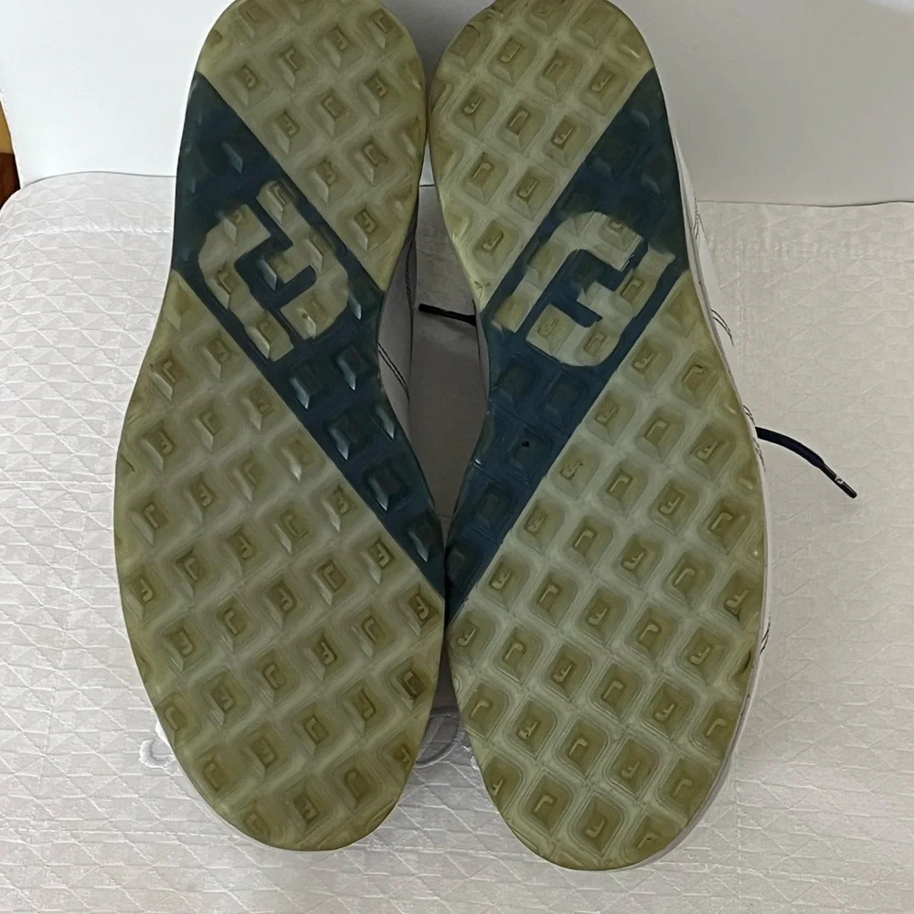 Mens size 11  Highy Quality VERSALUXE FOOT JOY spineless golf shoe all leather. - Picture 5 of 7